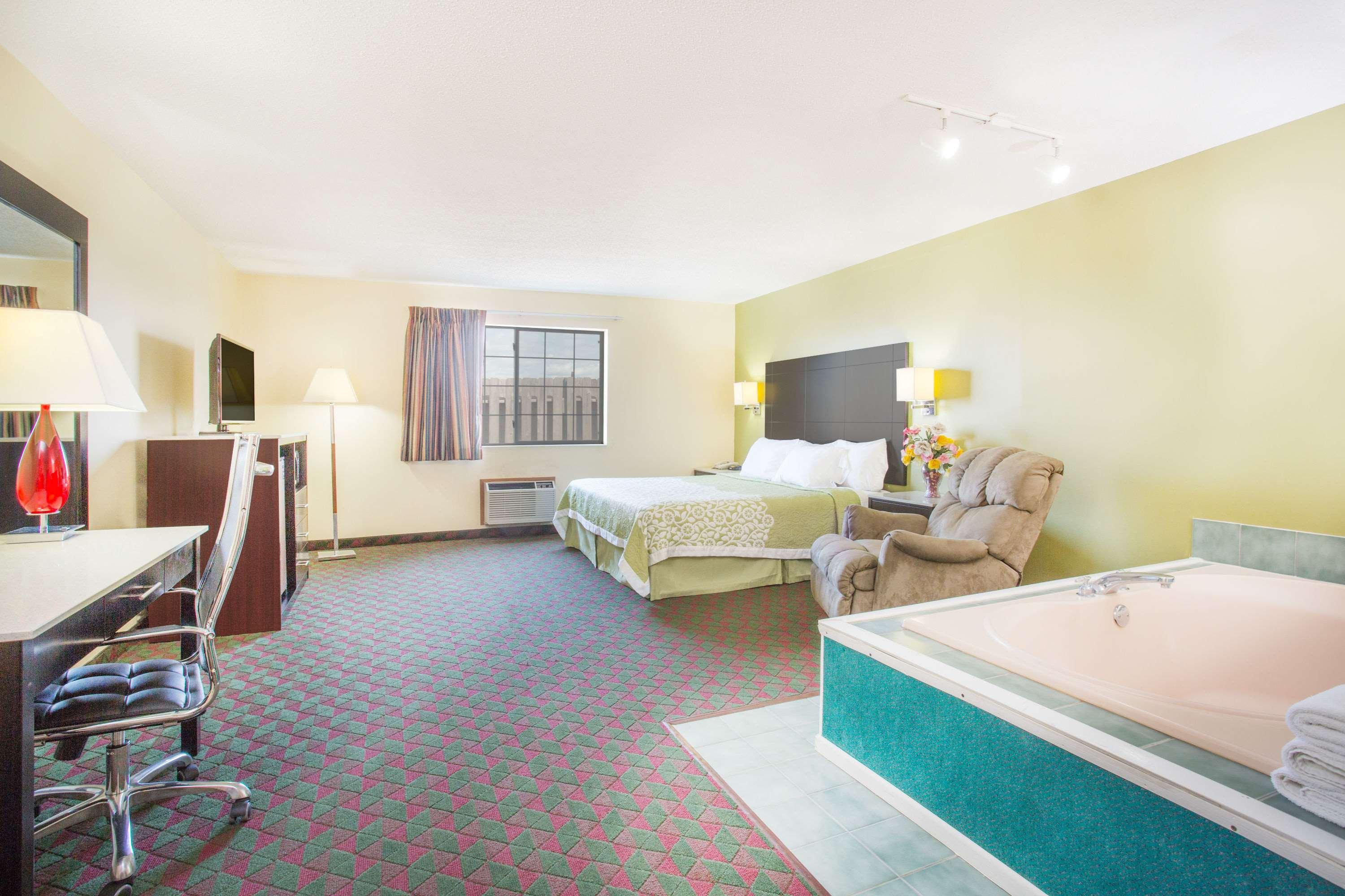 Days Inn By Wyndham Lexington Ne Bagian luar foto